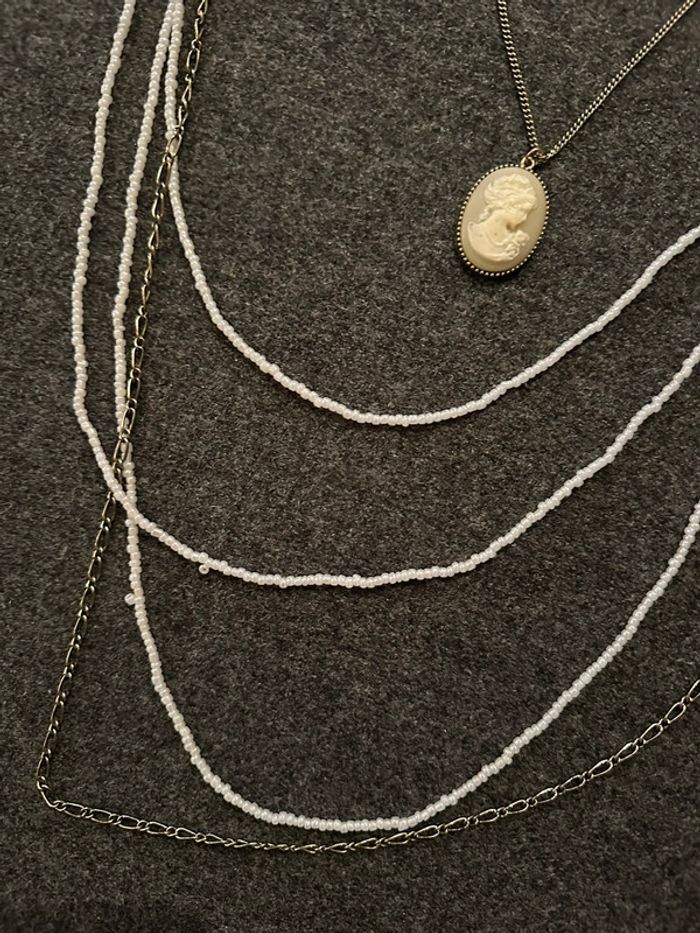 Collier sautoir multi rang argenté et perles blanches - photo numéro 2