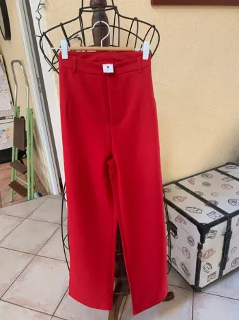 Pantalon rouge sans marque
