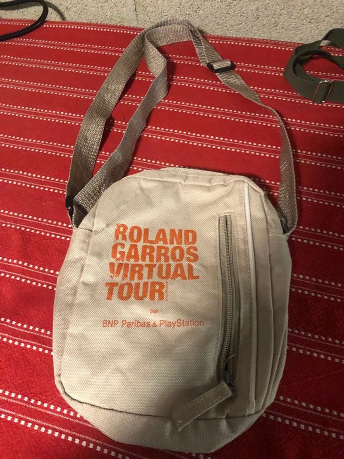 Plusieurs petits sacs bandoulière en bon état - photo numéro 5
