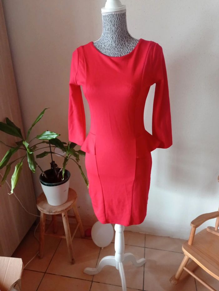 Robe rouge à volants