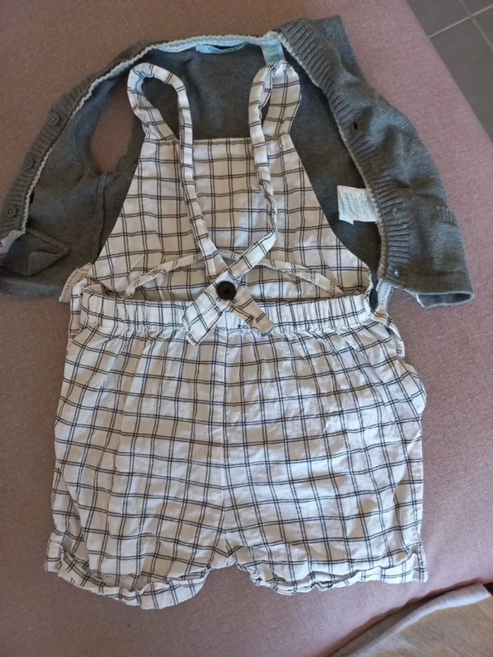 Salopette a carreaux fonf blanc et gilet gris - photo numéro 3