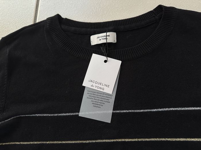 Pull léger noir avec fines rayures argentées et dorées taille 36 Marque : JDY - photo numéro 5