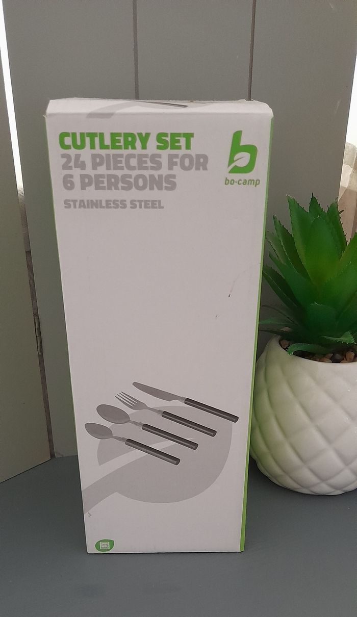 Ménagère 24 couverts neuve