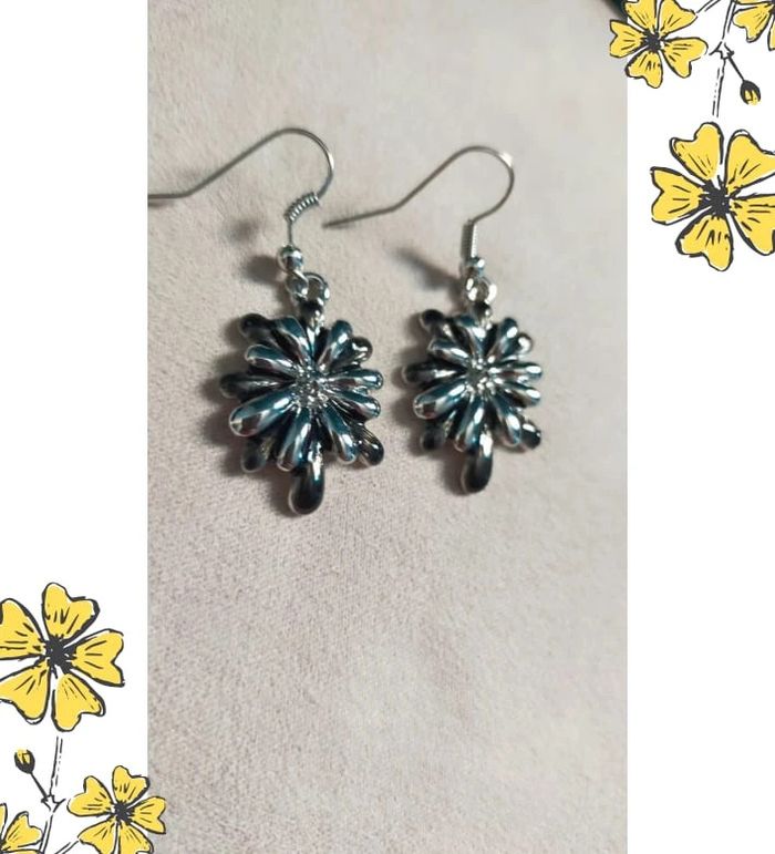 Parure pendentif + boucles d’oreilles – Fleur métal argenté & strass - photo numéro 4