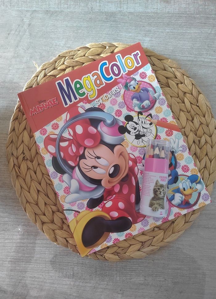 Livre de coloriage Minnie MegaColor + crayons de couleur