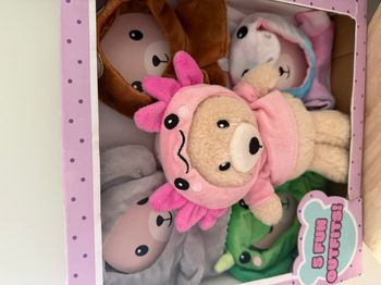 Doudou 5 tenues multicolore changeable  Composition du lot : 1 doudou avec 5 tenues différentes (koa