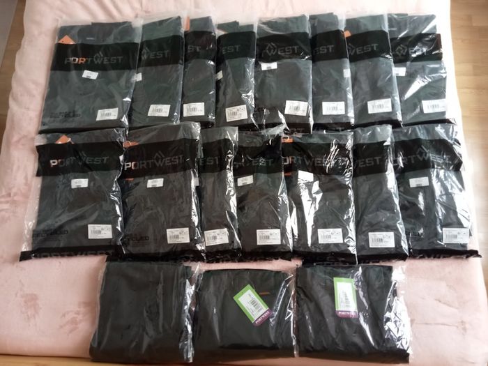 Lot 18 pantalons cargo homme.
