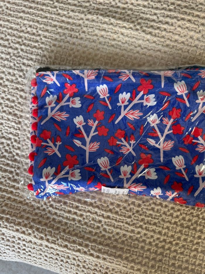 2 trousses + bouillotte Initiatives - photo numéro 2