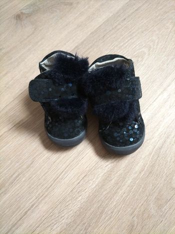 Paire de chaussures 19