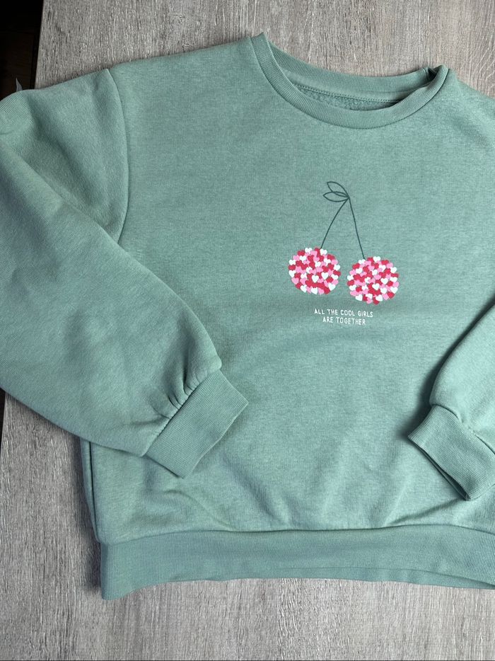 Pull motif cerise - taille 8 ans - photo numéro 3