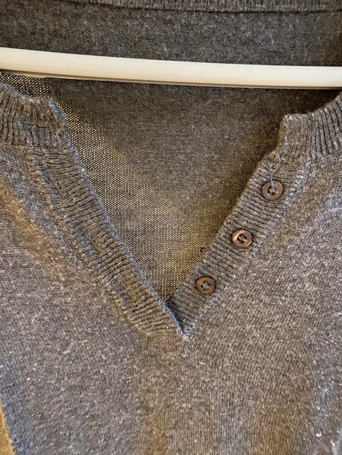 Pull gris col V - photo numéro 2