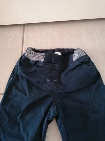 Pantalon porté une ou deux fois excellent état taille 3 ans