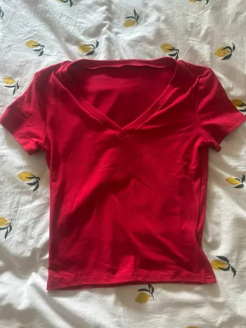 tee shirt col V rouge