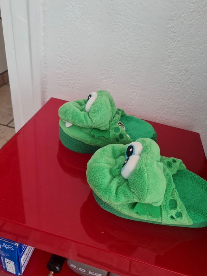 Chaussons crocodile 🐊 stompeez 28-30 comme neuf - photo numéro 2