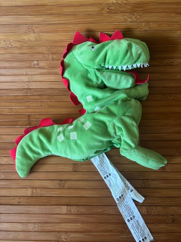 Doudou marionnette dragon vert rouge IKEA