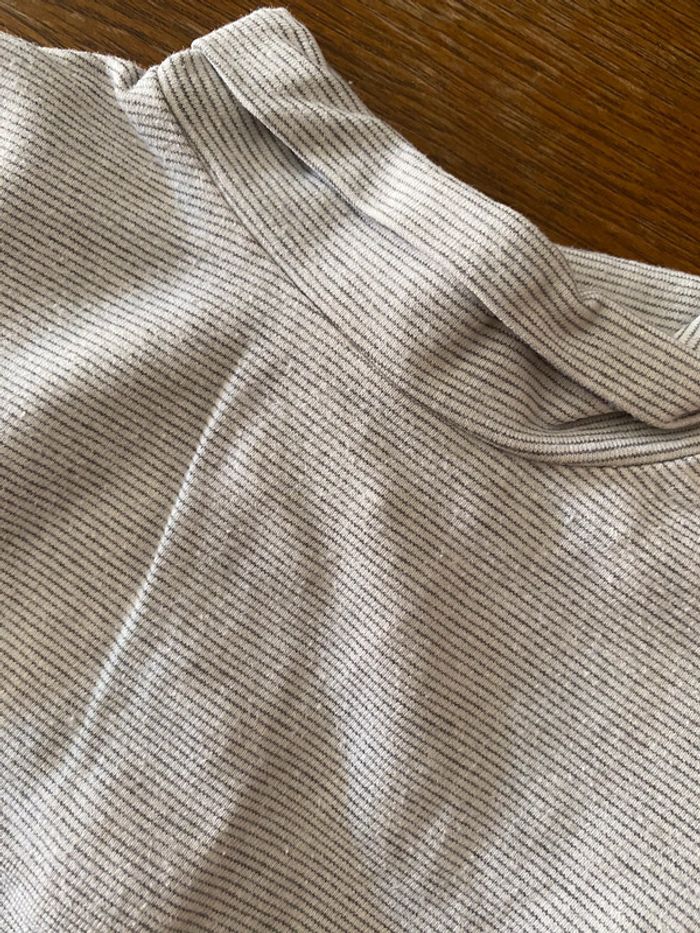 T-shirt col roulé rayé gris et blanc - photo numéro 2