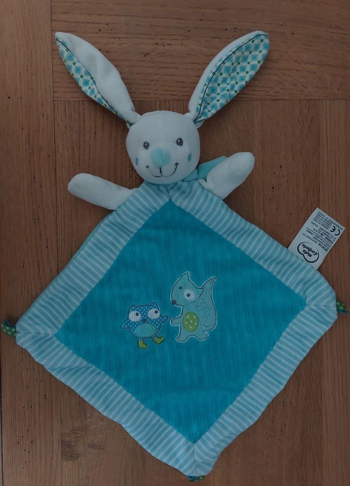 Doudou plat lapin bleu blanc rayé hibou écureuil