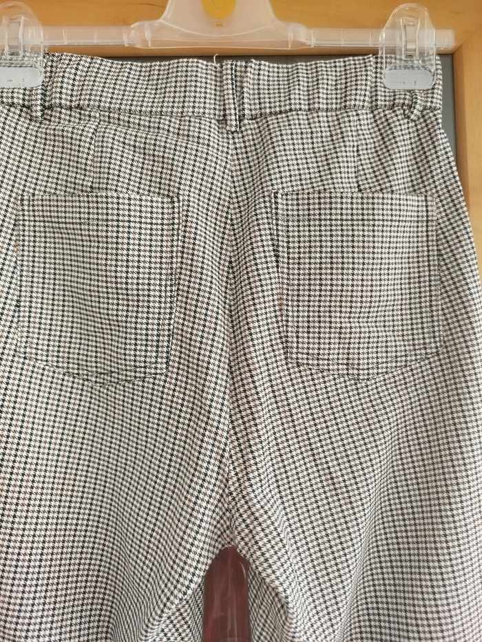 Pantalon motif pattes de poules 
Taille 38 
Couleur : marron, Bleu marine, blanc 
Fausses poches à l'avant 
Très bon état aucun défaut - photo numéro 5