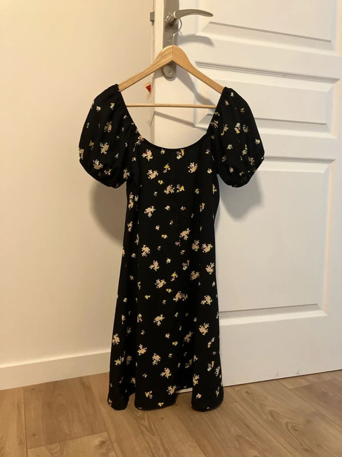 Robe noire avec des fleurs - photo numéro 2