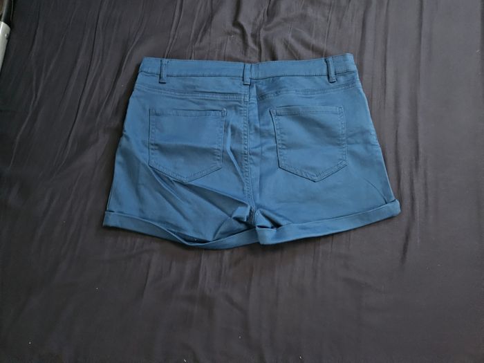 Short bleu