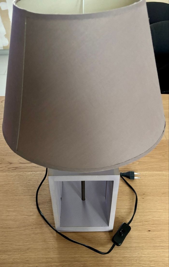 Jolie Lampe sur Pied en Bois avec un abat-jour couleur taupe - photo numéro 4