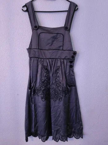 Robe Lucca – Taille M – 100% polyester – Élégante et brodée