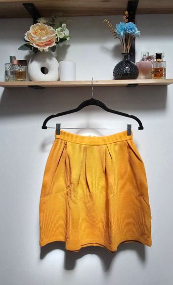 Mint & Berry Jupe Courte XS Jaune Moutarde Plissée Coton Texture Nervurée Chic