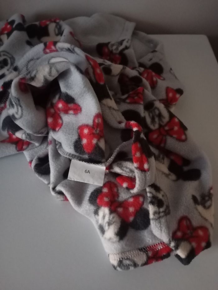 Cape châle . 6 ans . Polyester . Disney Minnie Mouse. Gris clair rouge noir blanc. État neuf . - photo numéro 9