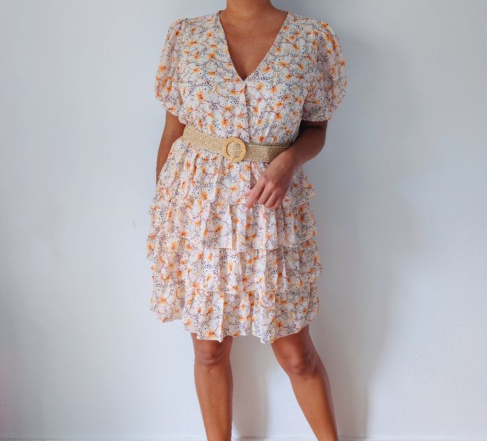 Robe estivale à volant
Look romantique, bohème 
Imprimé fleuri, couleur beige abricot
Taille 38 M
Très bon état - photo numéro 5