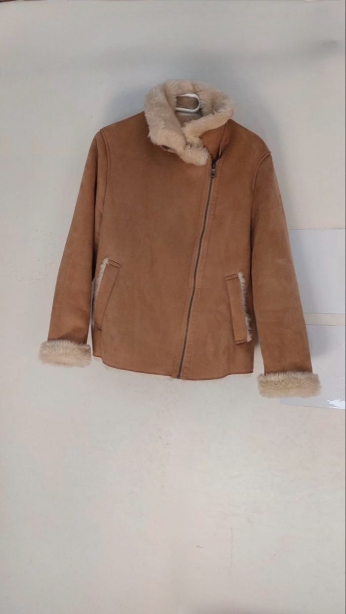 Veste Uniqlo – Manteau effet peau lainée et daim camel taille S en très bon état