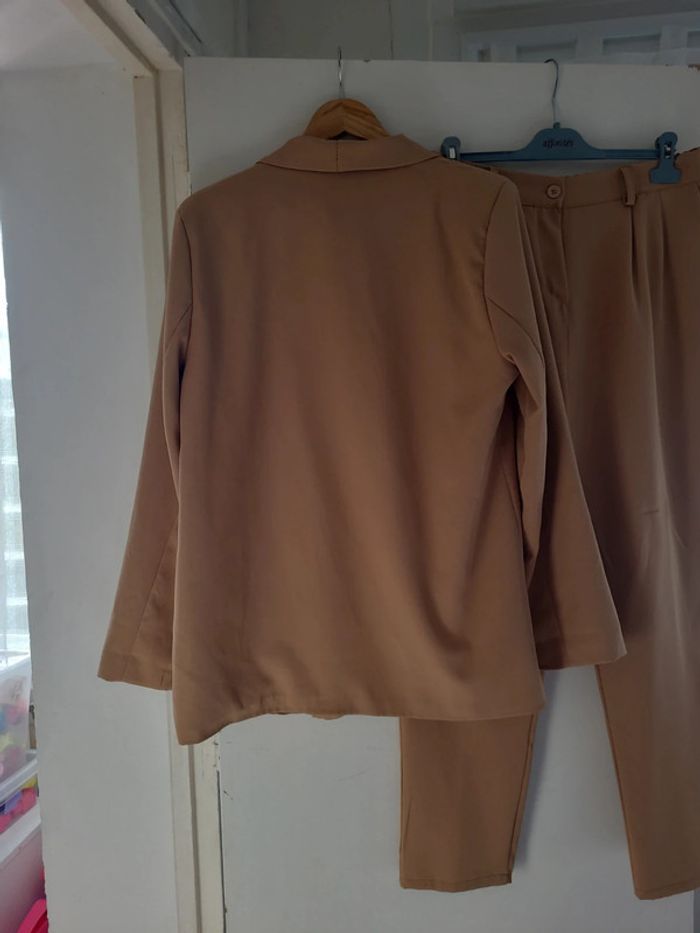 Tailleur neuf - photo numéro 3