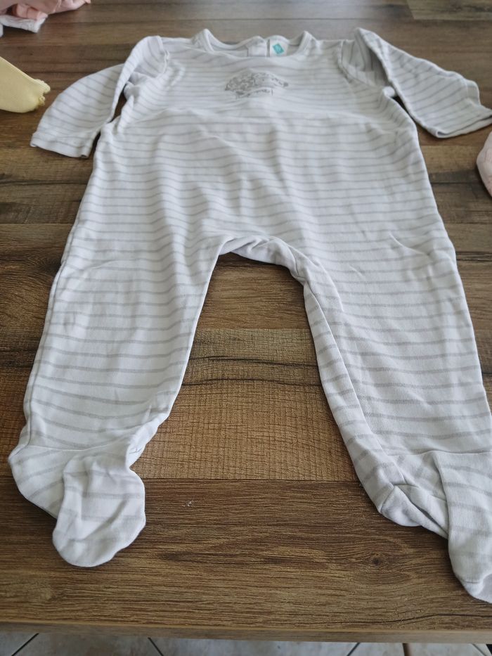 Lot 3 pyjamas 9 mois - photo numéro 3