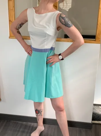 Robe élégante blanche et vert d’eau
