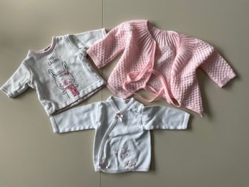 Lot de petits hauts bébé fille
