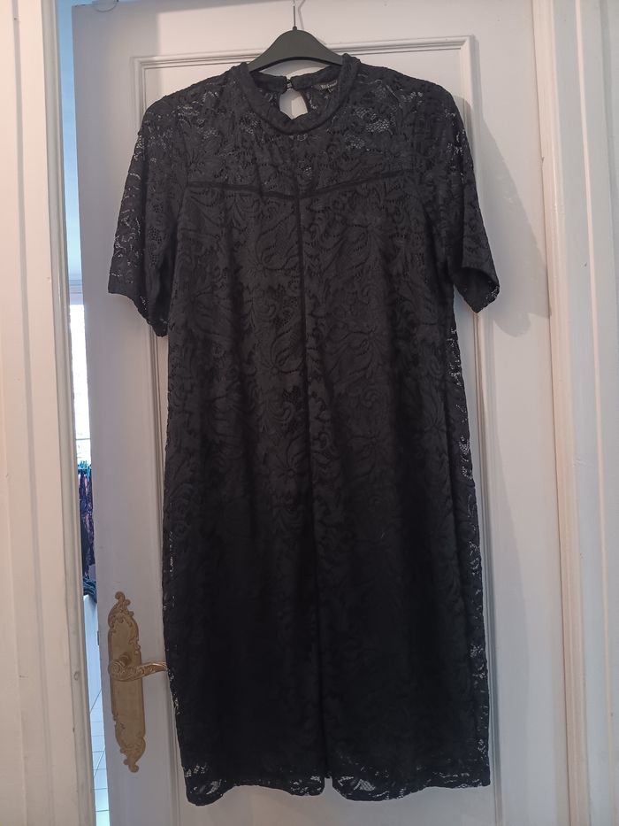 Robe noire en dentelle