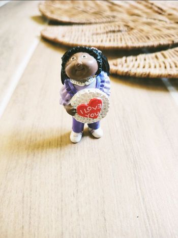 🪆Figurine Cabbage petite fille salopette violette avec cœur I love you année 1984 Cabbage Patch kids