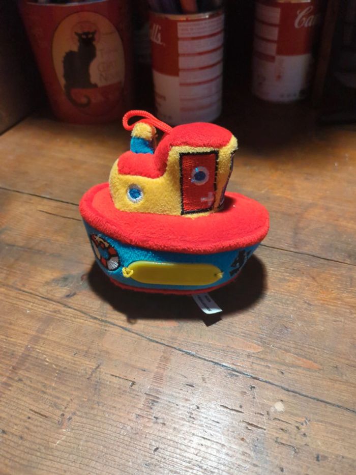 Petit bateau en peluche