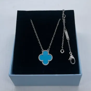 Collier argenté pendentif trèfle 15mm bleu