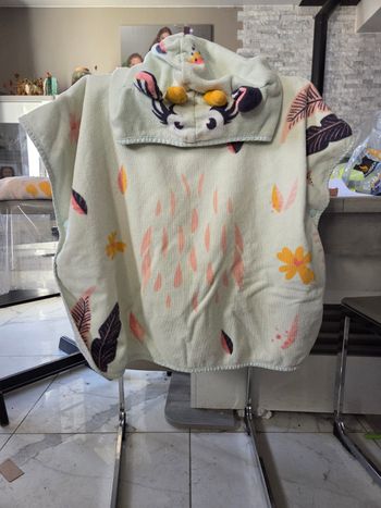 2 capes de bain se ferme vec une pression de chaque côté 
Decathlon 1 a 3ans
1 verte 
1 saumon
Bon état pas de tâches ni trou