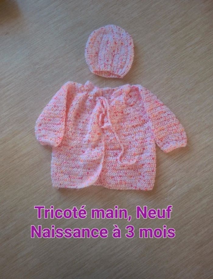 Gilet et son bonnet rose tricoté main