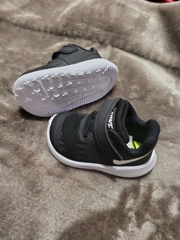 Baskets NIKE Bébé taille 17