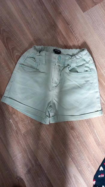 Short vert d'eau kiabi fille 6 ans.tbe