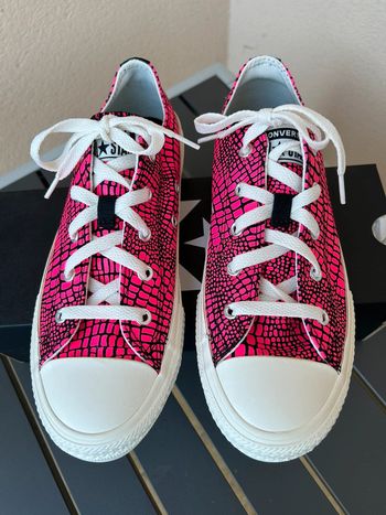 Converse basse rose motif croco