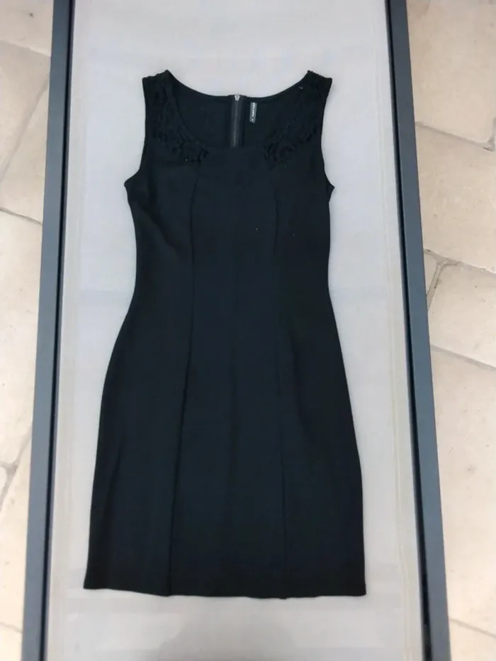 Robe noir NafNaf taille S prêt du corps