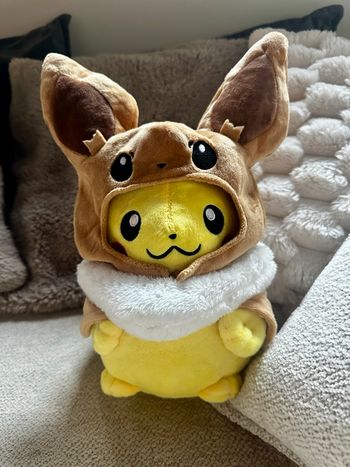 Peluche Pikachu déguisé en Évoli – Pokémon 
