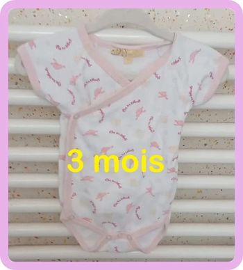 Body manche courte ouverture devant blanc rose motif tortue Tendrement Taille 3 mois