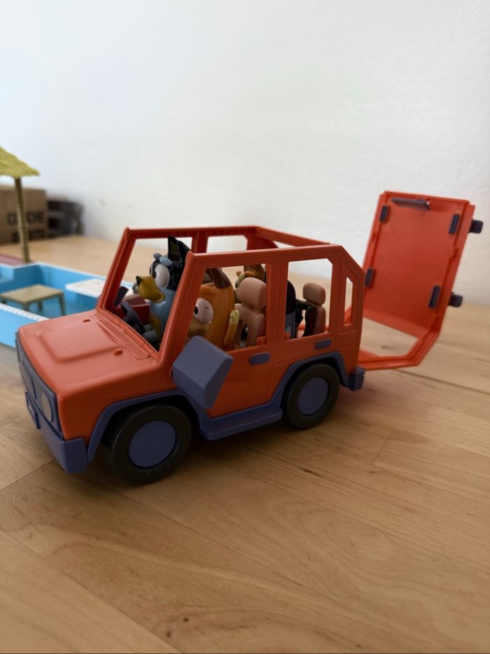 Lot Bluey – Voiture familiale + piscine et terrasse - photo numéro 3