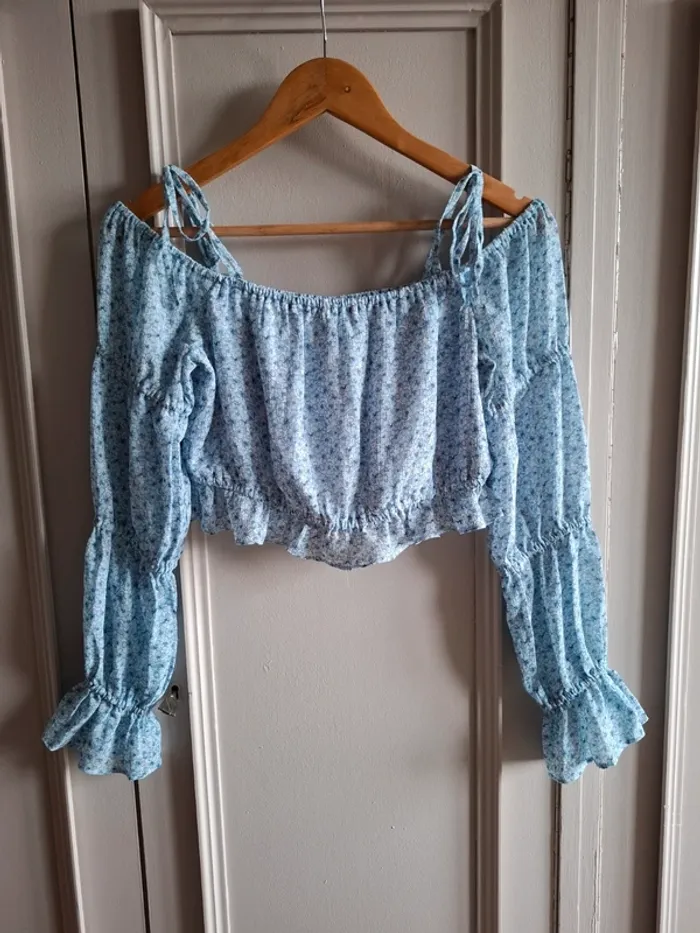 Blouse fleurie crop épaules dénudées Nakd