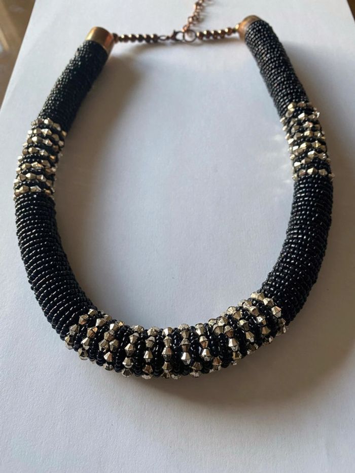 Collier rigide noir et argenté avec perles Bershka très bon état - photo numéro 2