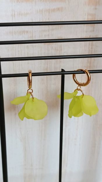 Mini créoles à fleurs